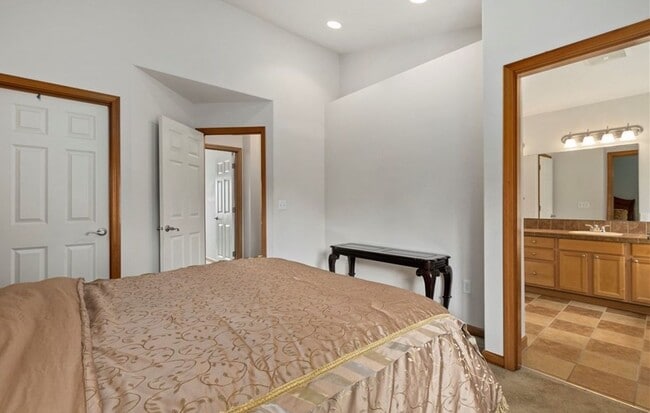 Building Photo - 4 Bed 3Bath Beautiful Single-family House ...