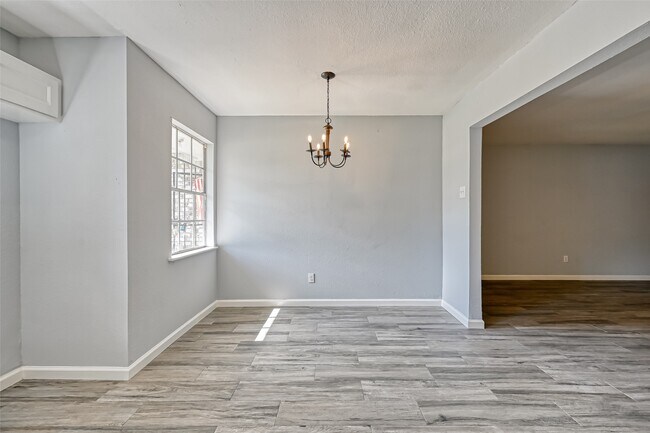 Building Photo - 8623 Valley Forest Dr