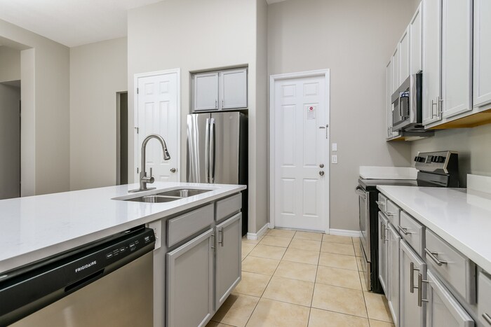 Building Photo - 10324 Kristen Park Dr