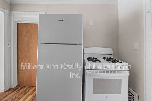 Building Photo - 52 E Iroquois Rd