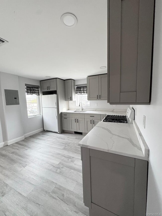 Building Photo - 221 US-9W