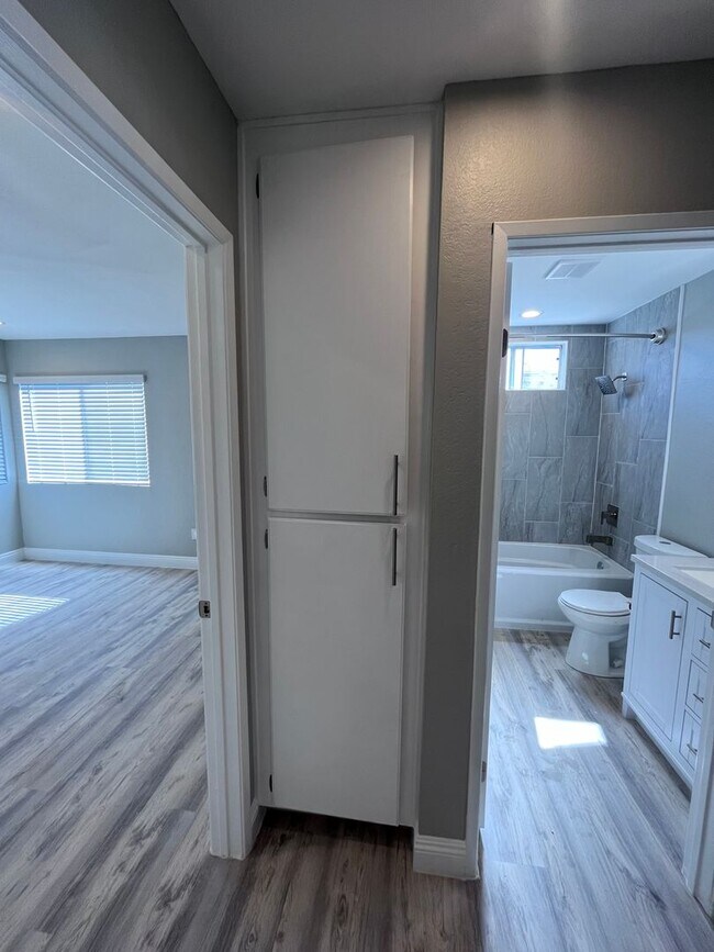 Building Photo - Beautifully Upgraded One Bedroom-One Bathr...