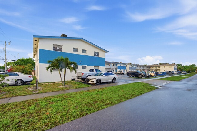 Building Photo - 410 W Palm St