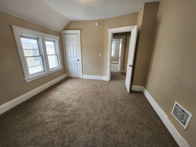 Building Photo - Charming 4-Bedroom Property in Prime Location