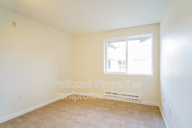 Building Photo - 760 NW 185th Ave