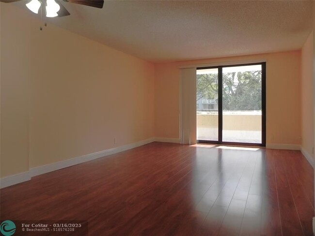Building Photo - 901 Hillcrest Dr