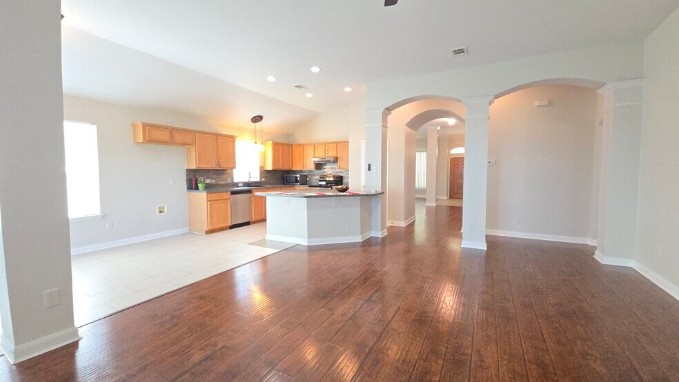 Building Photo - 6800 Oak Falls Dr