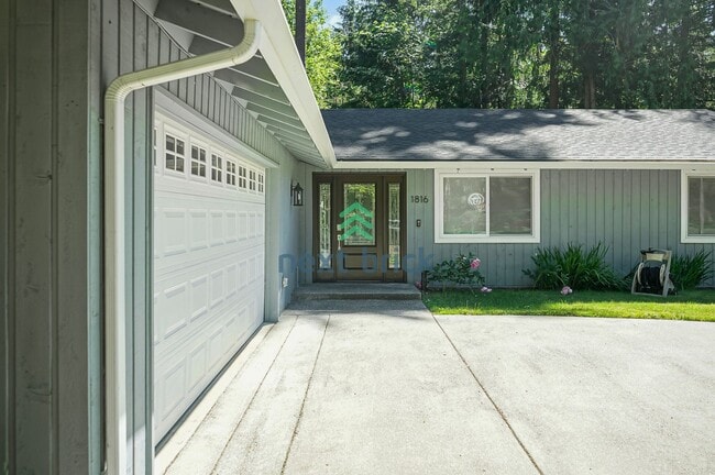 Building Photo - 3 Bed, 2.5 Bath Single Family Available fo...