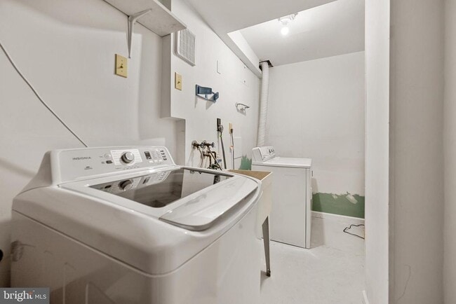 Building Photo - 8550 Blue Rock Ln