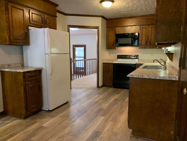Building Photo - For Rent - Quiet neighborhood but close to everything!!