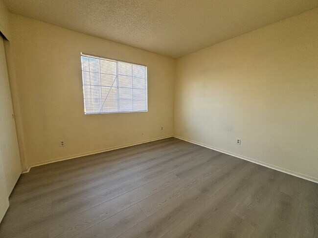 Building Photo - Updated Downstairs 2 Bed | 1 Bath Apartment – Move-In Ready