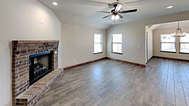 Building Photo - Spacious 4 Bedroom 2 Bathroom Home in Pied...