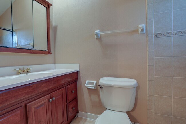 Building Photo - 492 Tamarack St