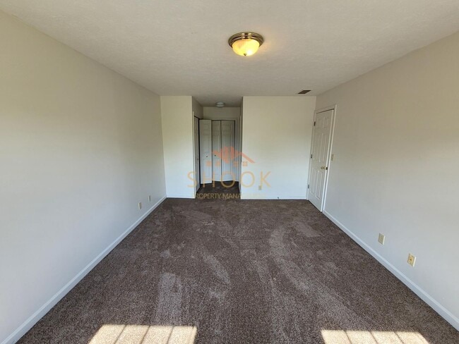 Building Photo - Large 3 BR Townhome/Condo - Available mid June