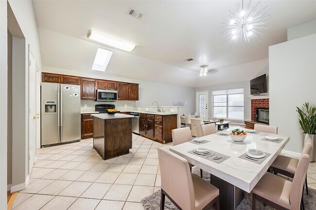 Building Photo - 5900 Rising Meadow Dr