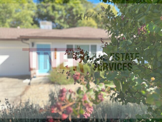 Building Photo - Charming Duplex in Carmichael