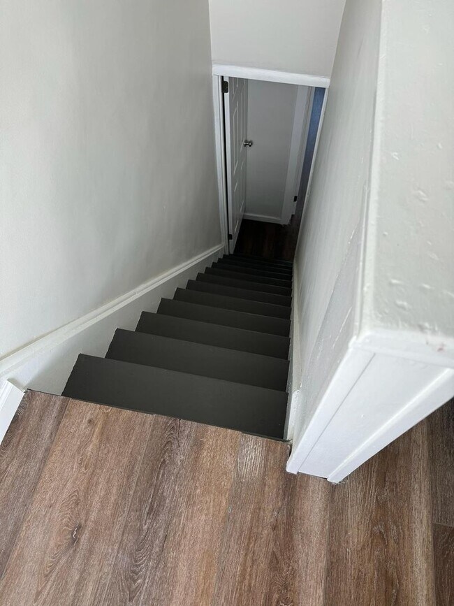 Building Photo - 4 bedroom 1 bath house with off street parking