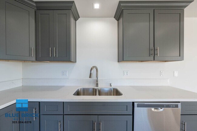 Building Photo - 5239-5241 Huntington Dr -