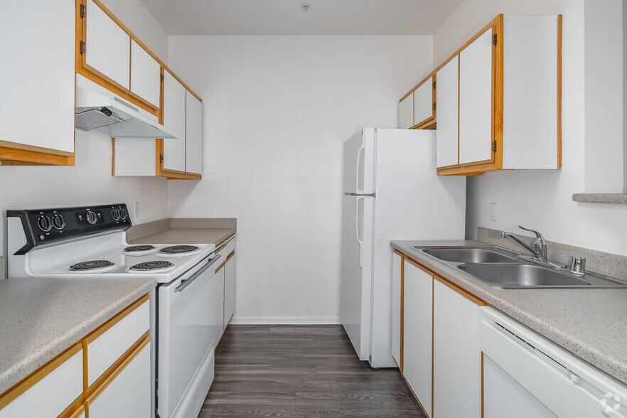 1BR, 1BA - 720SF - Kitchen - Crocker Oaks Apartments