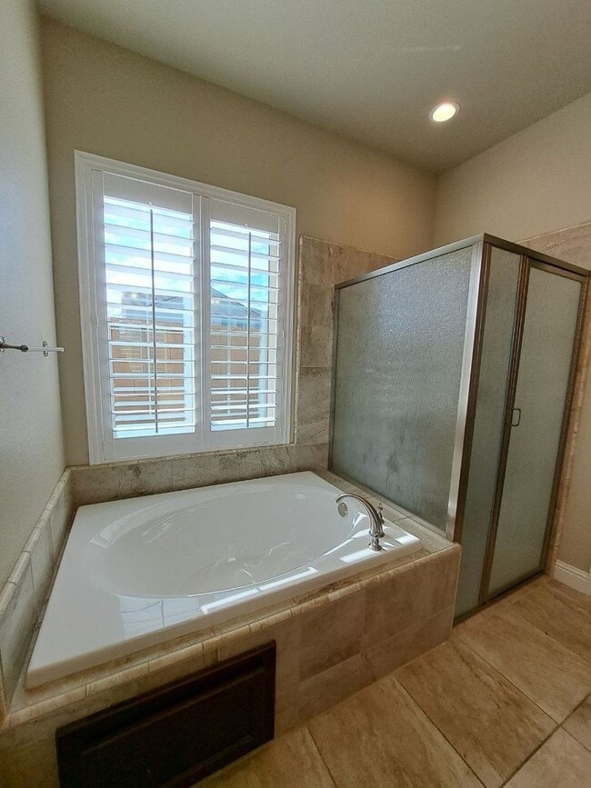 Building Photo - Beautiful 4 Bedroom Home In Clovis!