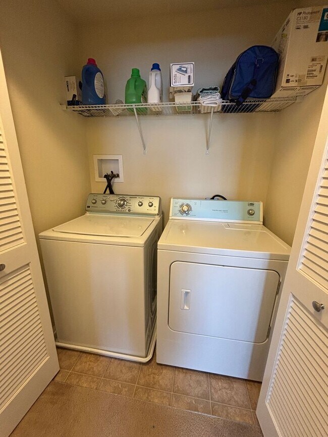 Building Photo - 3 Bedroom Townhome - Carnegie!