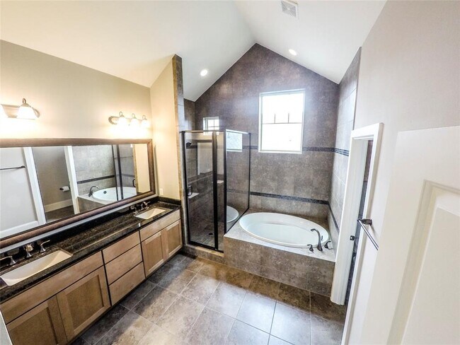 Building Photo - 736 Nicholson St