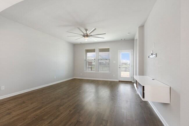 Building Photo - 700 Lakeshore Village Dr