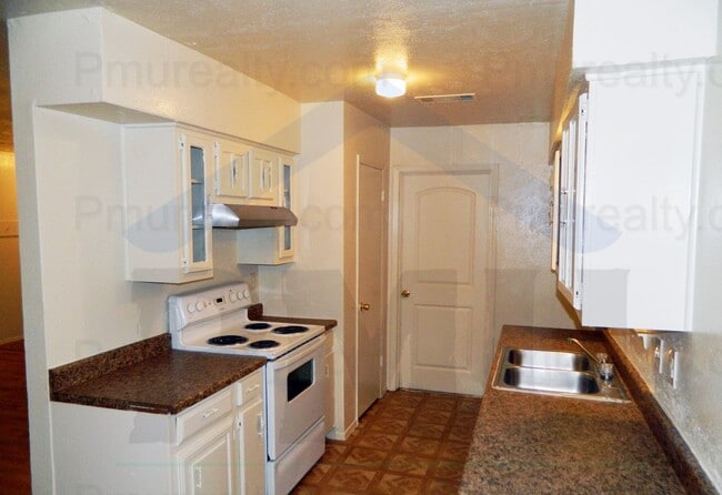 Building Photo - AVAILABLE NOW!!! 3-Bed 2-Bath with 2-car Garage