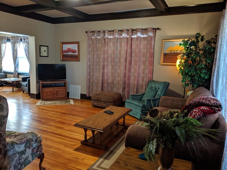 Living room - 4910 E 6th Ave