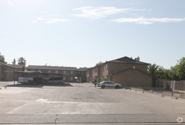 Building Photo - Twin Palms