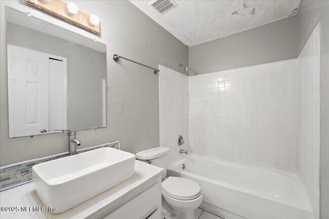 Building Photo - 1701 Donna Dr