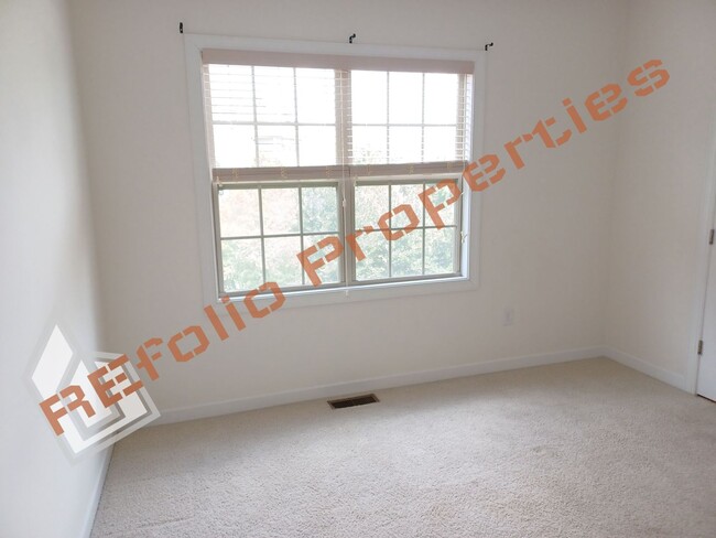 Building Photo - Lovely 5 Bedroom 4 Bathroom Single Family ...