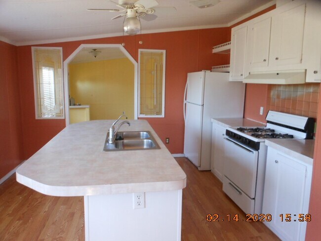 Building Photo - 450 Santa Anna St