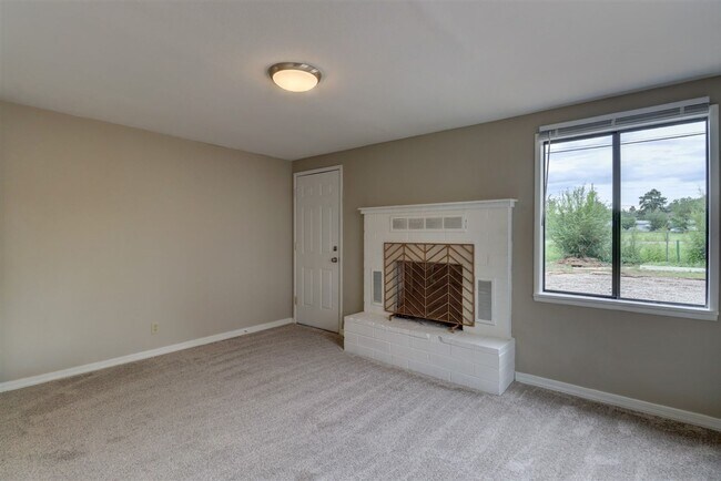 Building Photo - Price reduced. College students welcome in this 4 bedroom home!