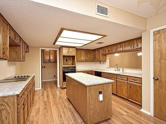 Building Photo - 8606 Mesa Dr
