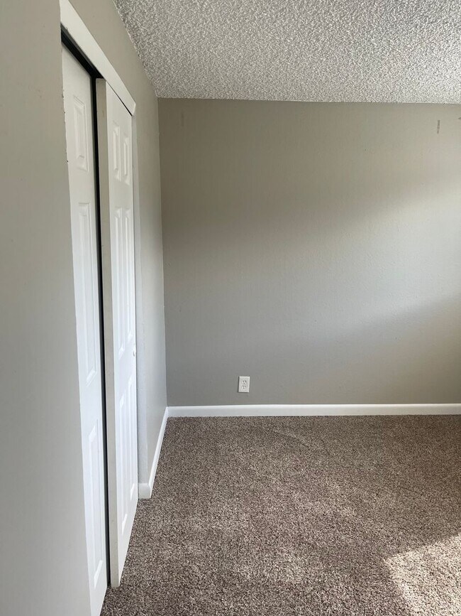 Building Photo - 3 Bedroom 2 Bathroom Condo in Lakewood