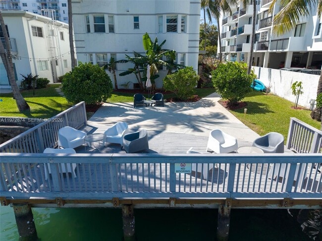 Building Photo - 6905 Bay Dr