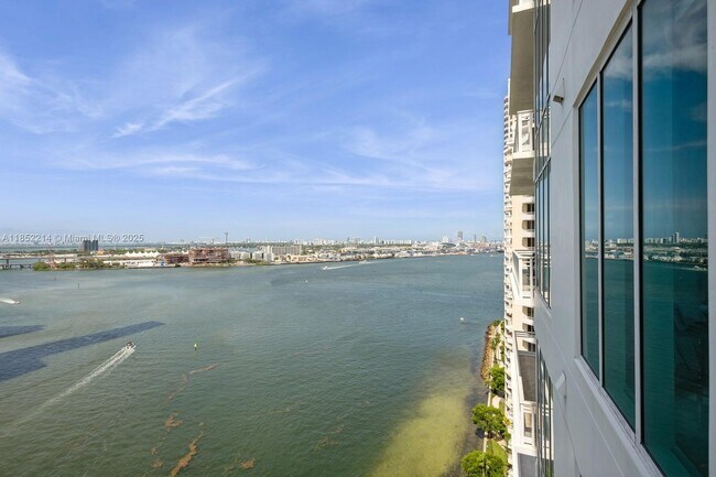 Building Photo - 900 Brickell Key Blvd