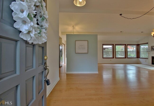 Building Photo - 203 Raintree Bend