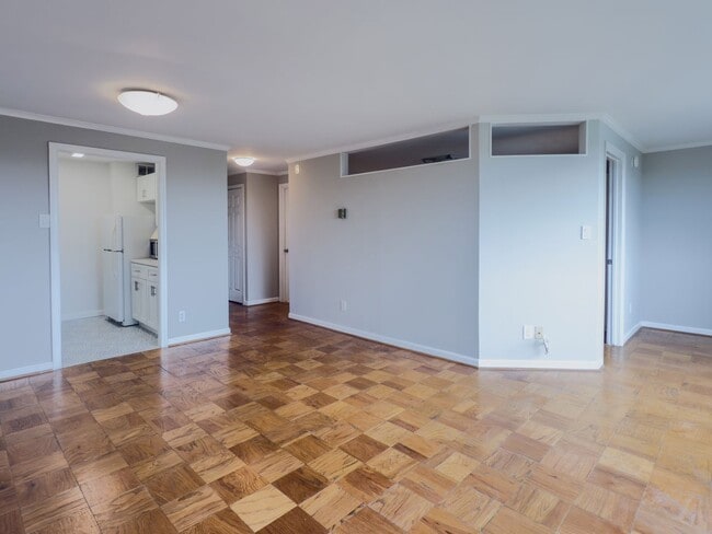 Building Photo - New Price 1,575. Sunny Top Floor Junior On...