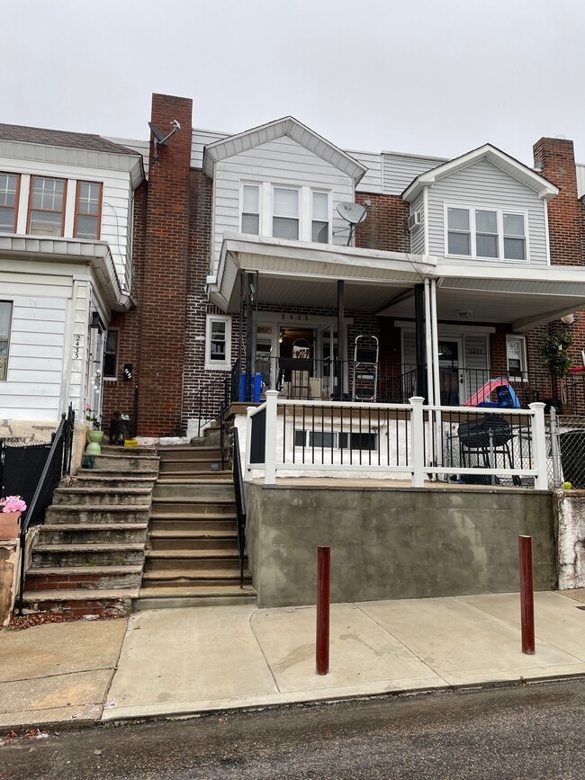 Building Photo - 2435 S Milan St