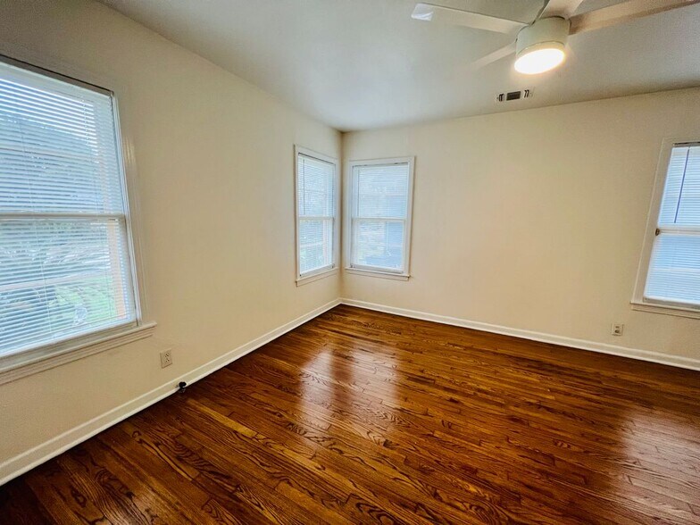 Building Photo - 1554 W Lullwood Ave