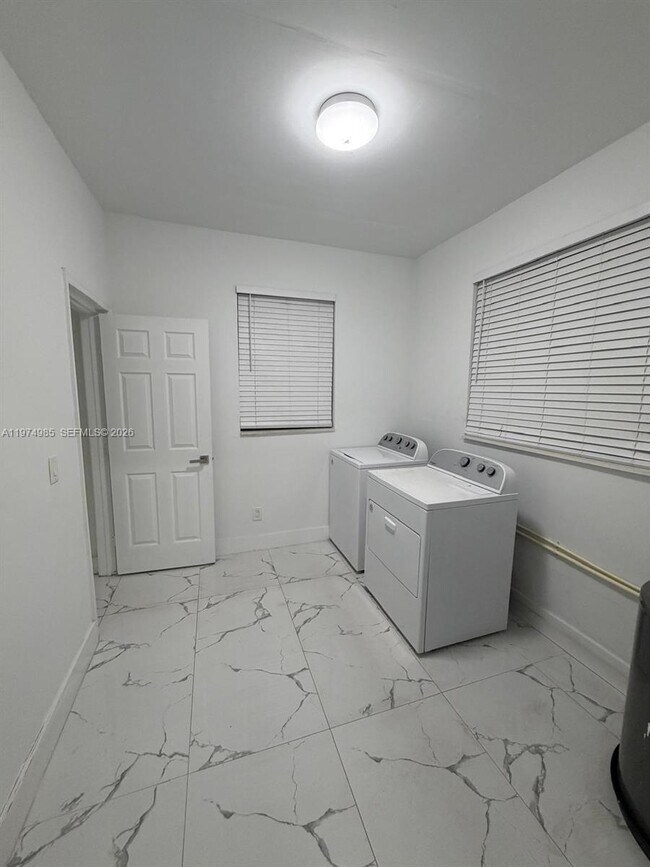 Building Photo - 345 SW 49th Ave