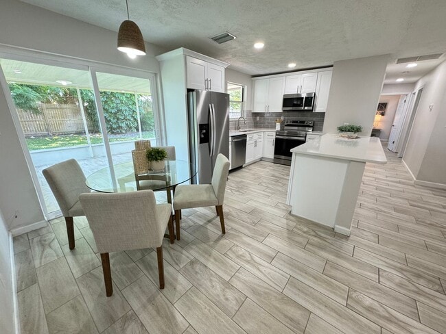 Building Photo - Location Annual Single Fam Rental Pets ok