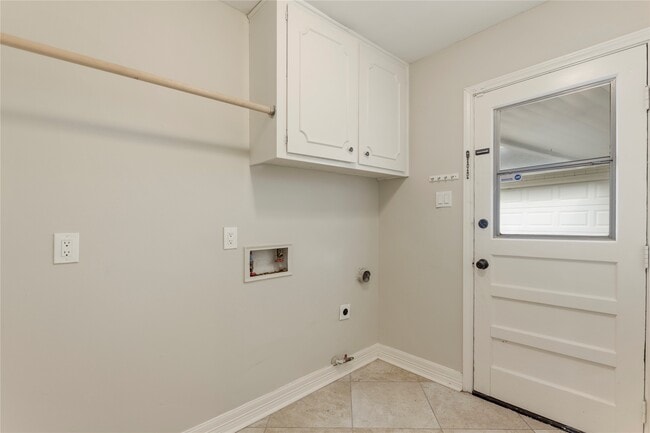 Building Photo - 402 Forest Lake Dr