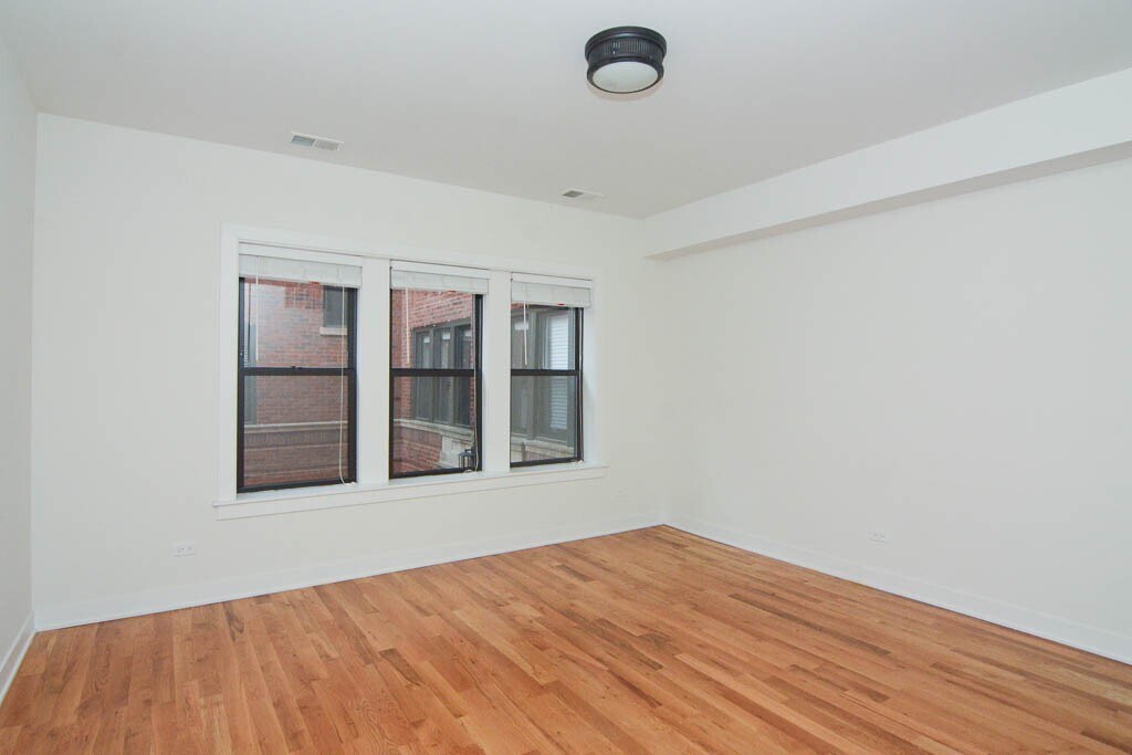 Building Photo - 2207 W Eastwood Ave