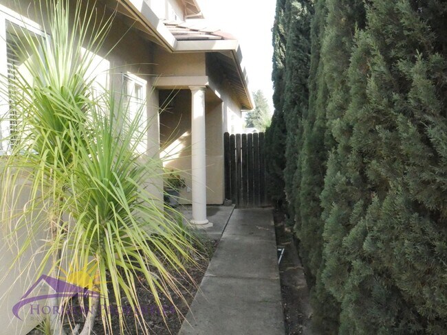 Building Photo - Bright 3 Bed 2.5 Bath 1,840 Sq. Ft. Fair Oaks Home