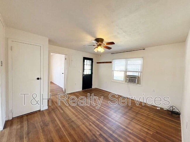 Building Photo - 117 W Ash St