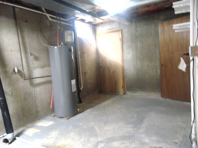 Building Photo - Fayette Family Farm House!