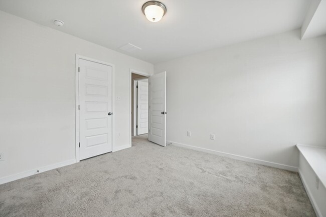 Building Photo - Stunning Modern and Spacious Townhouse!